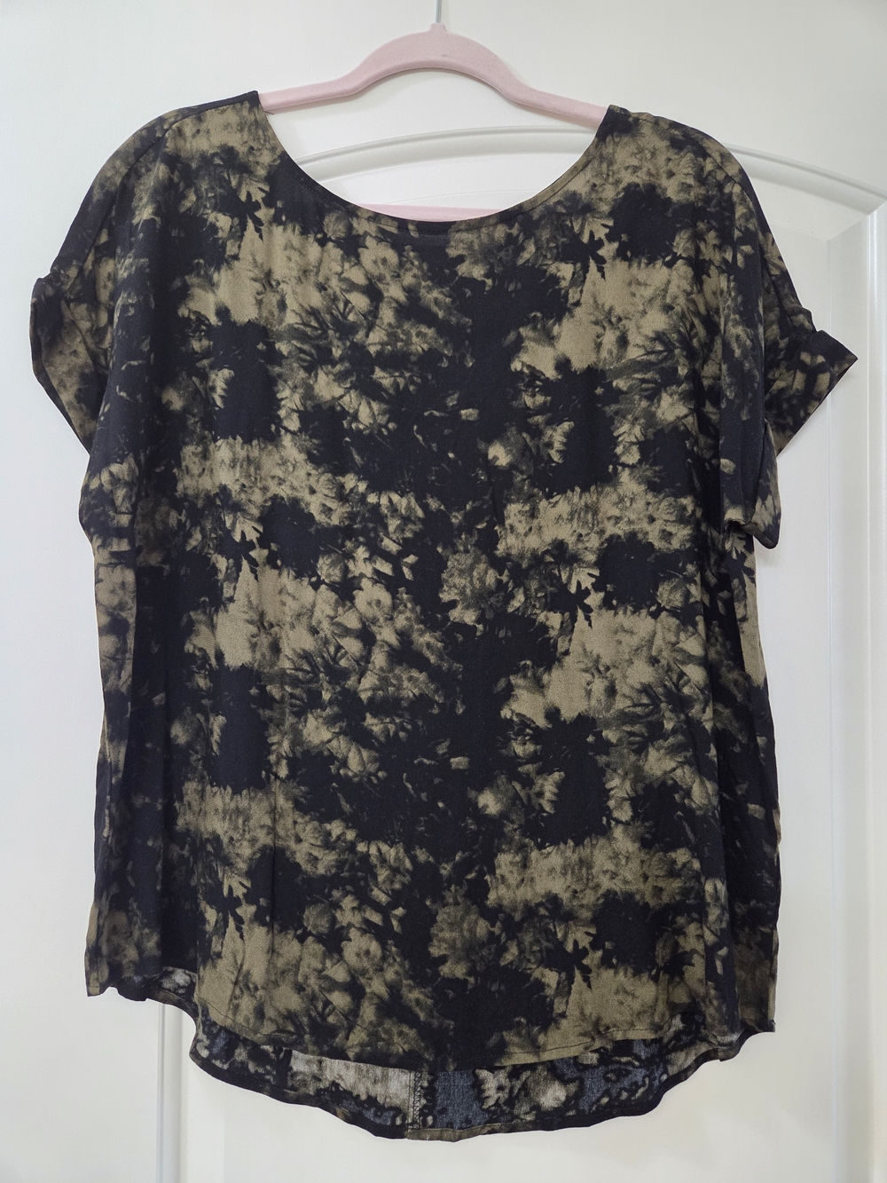 Rock & Republic Black and Olive Tie-Dye Short Sleeve Top